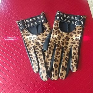 Leopard buckle gloves